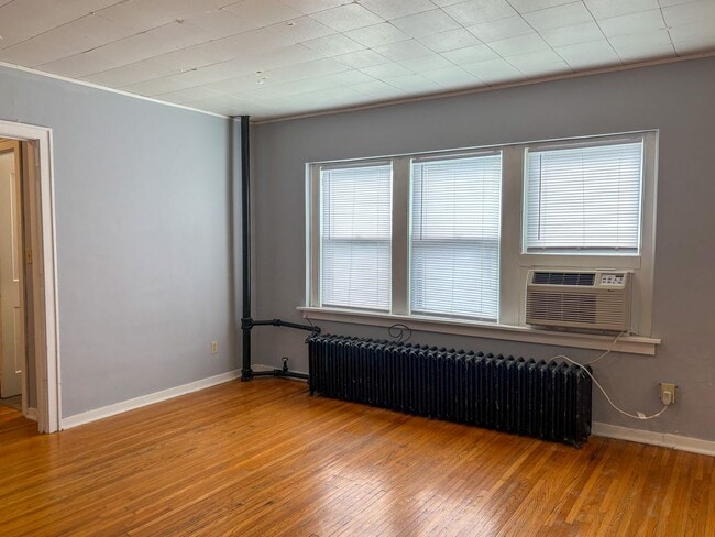 Interior Photo - 648 S 12th - 12H Apartments