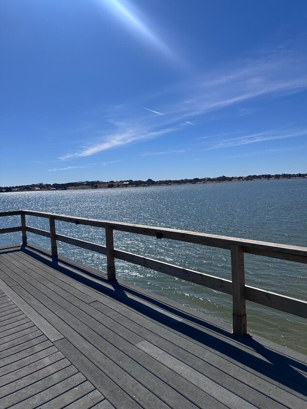 Foto del edificio - 119 Lakeshore Dr