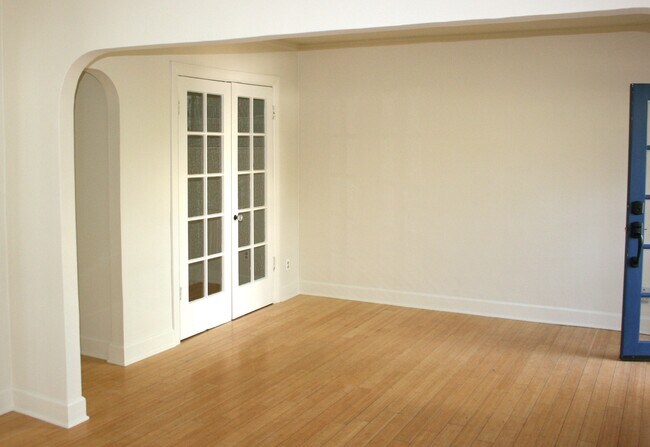 Comedor frontal con puertas francesas, espacio de oficina/armario - 3004 Del Monte Dr