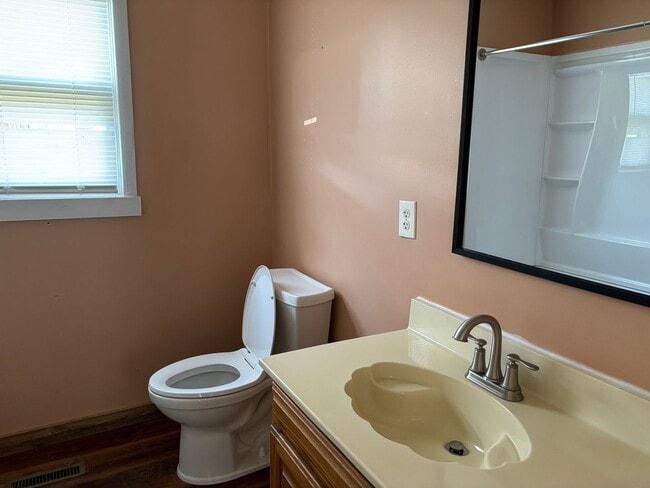 Building Photo - 2 BR 1 BA, Close to Downtown Decherd, City Park, Restaruants.