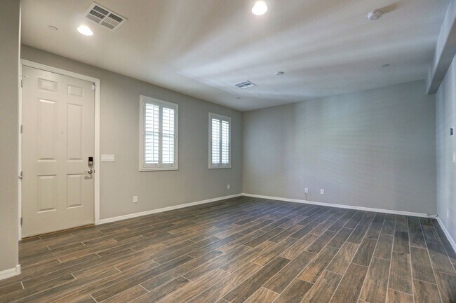 Foto del edificio - Newer, Fabulous town home in the heart of ...