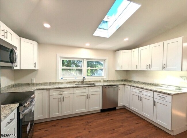 Building Photo - 439 Victory Ave