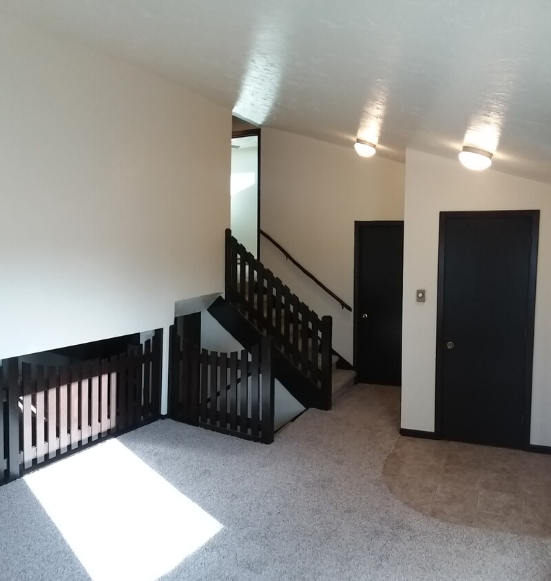 Great Room Vaulted Ceiling - 2741 Packerland Dr