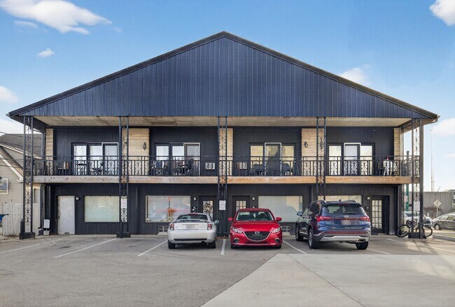 Foto del edificio - **August 2027** Downtown Unit! (One Block From Kirkwood!!)