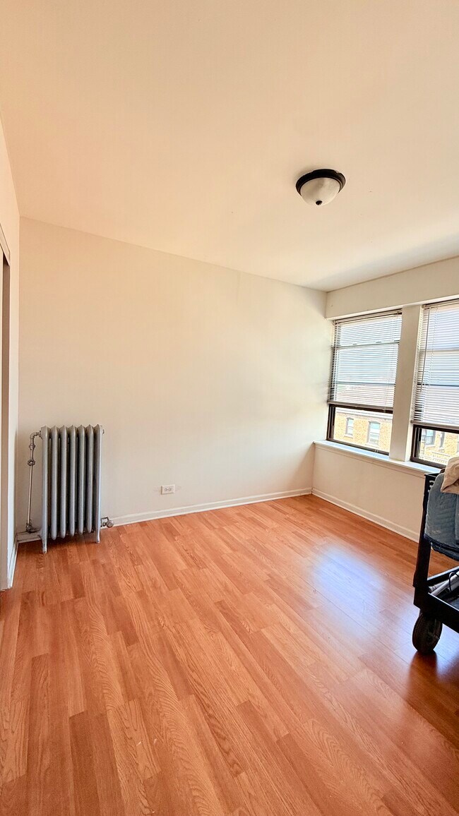 Foto del edificio - 3933 N Clarendon Ave