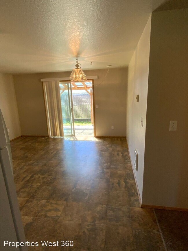 Building Photo - 3 br, 2 bath House - 2179 Dahlia St.