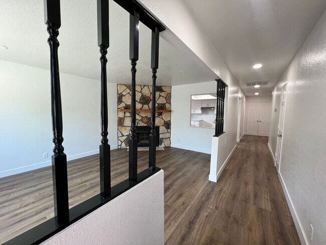 Building Photo - 451 ELDOR