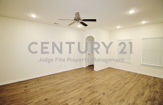 Building Photo - Gorgeous 4/2/2 in Mabank Ready For Move-in!
