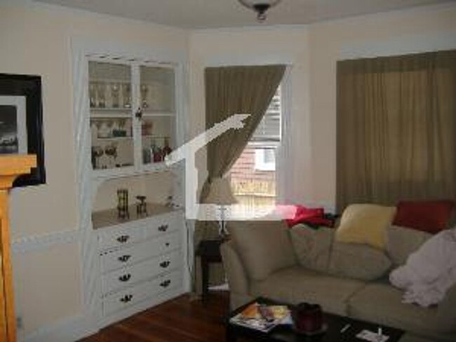 Building Photo - Beautiful 3 Bed with In Unit Laundry avail...