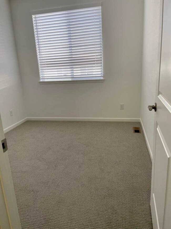 Building Photo - 404 Millwall Cir