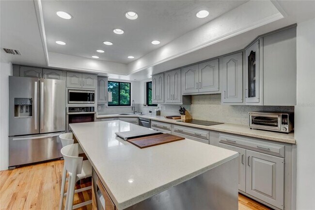 Foto del edificio - 315 Sweet Bay Ave