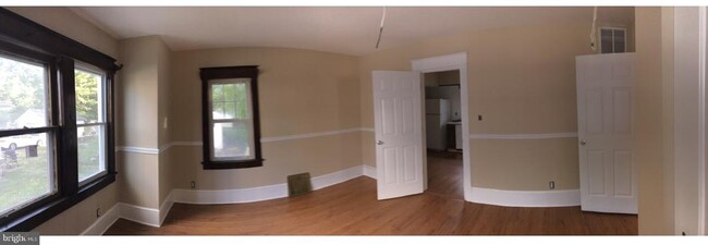 Building Photo - 221 Laurel Ave