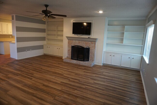 Building Photo - Beautiful 3/2 On A Cul-De-Sac!