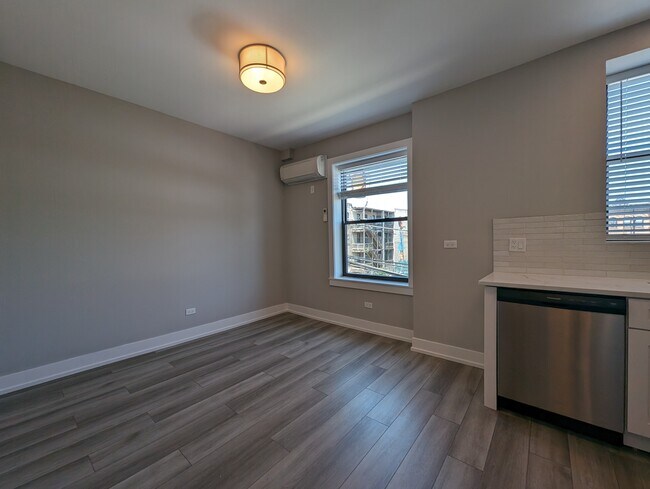 Building Photo - 3943 N Janssen Ave