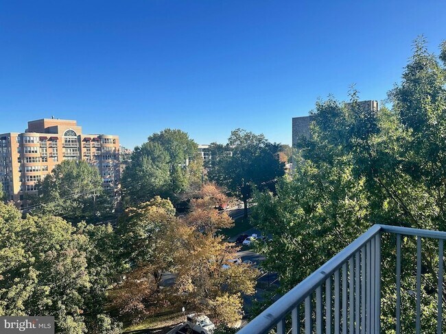 Foto del edificio - 8315 N Brook Ln