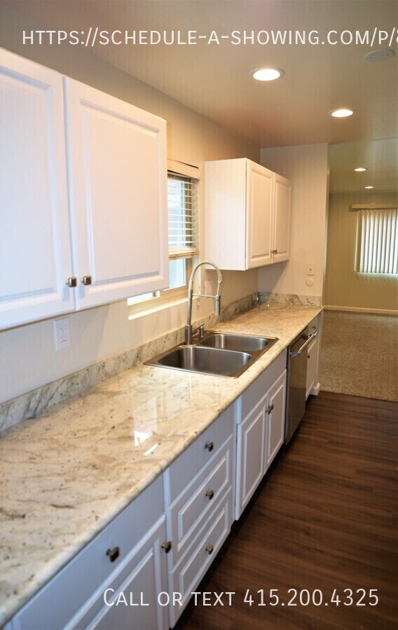 Building Photo - Remodeled Three Bedroom in Upper Seaside