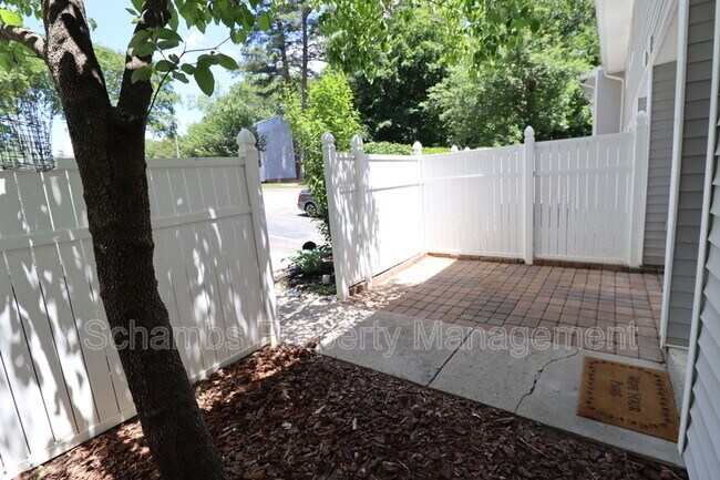 Foto del edificio - 7283 Sandy Creek Dr