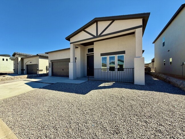 Foto del edificio - 15164 Ambition Ave