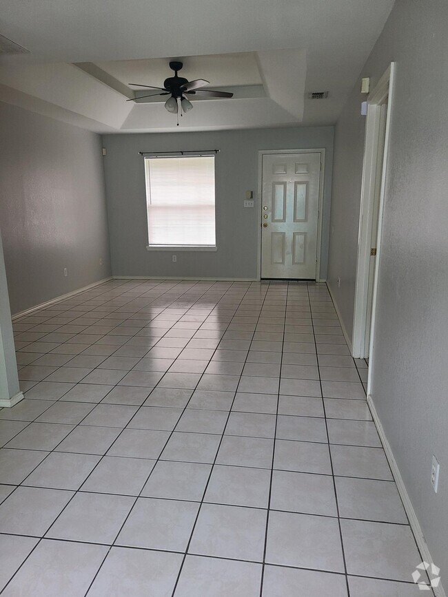 Building Photo - 1105 Lexington Cir