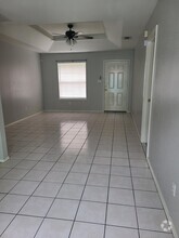 Building Photo - 1105 Lexington Cir