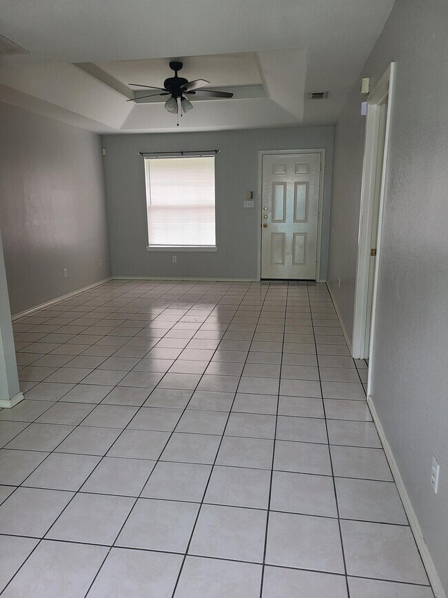 Building Photo - 1105 Lexington Cir