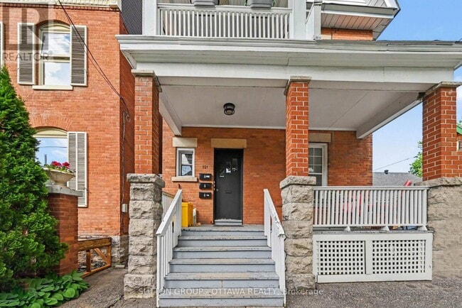 Building Photo - 121 Cartier St