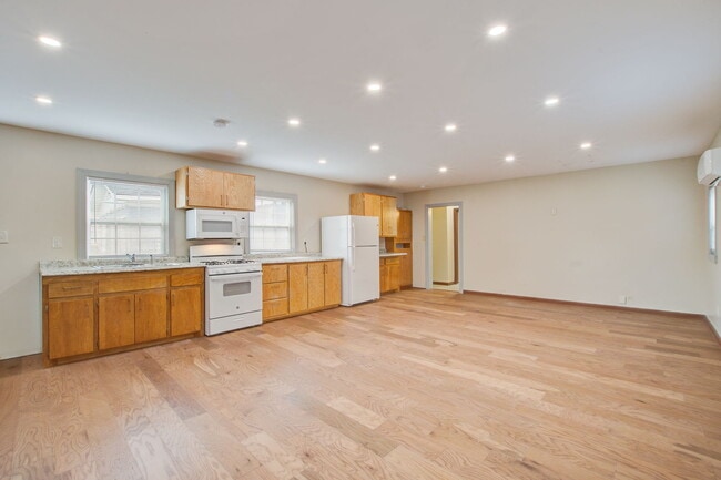 Photo - 198 Nassau St House