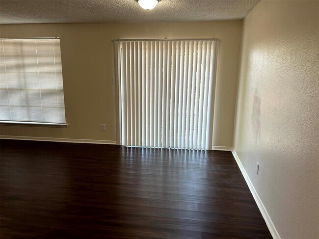 Foto del edificio - 15906 Blueridge Rd
