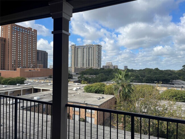 Foto del edificio - 2400 McCue Rd