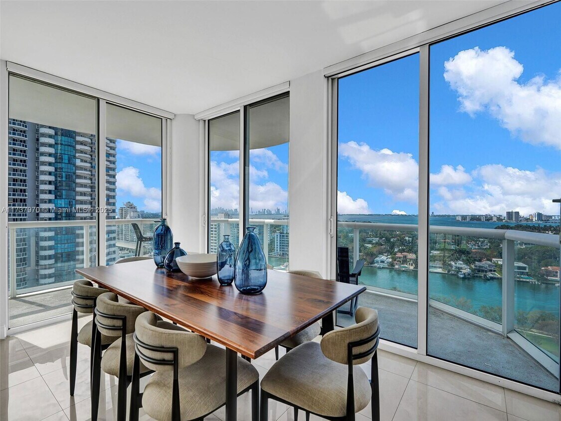 Foto principal - 6365 Collins Ave