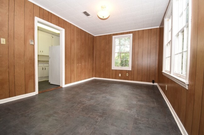 Building Photo - Spacious 3 Bedroom House