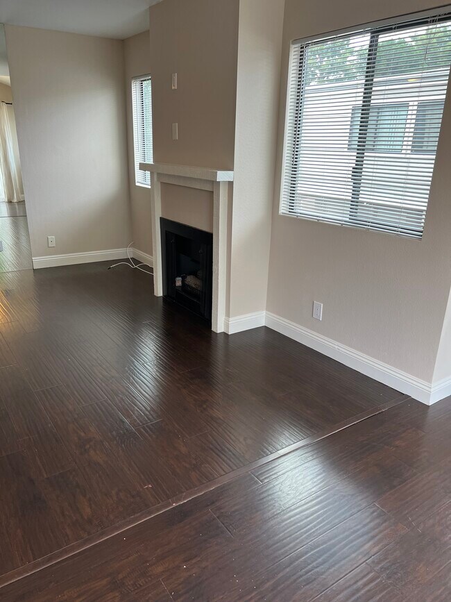 Building Photo - 10710 Woodley Ave