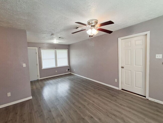 Foto del edificio - 12843-12849 Hamshire Rd