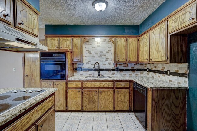 Building Photo - 3 Bedroom 2 bath duplex in SW OKC!