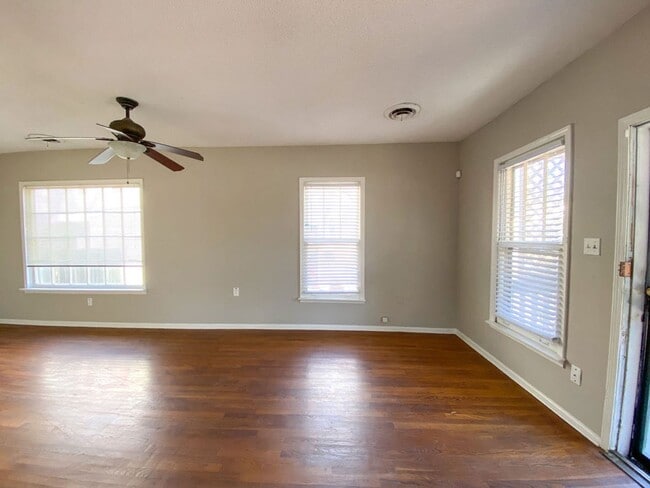 Building Photo - UPDATED 2 BD 1 BA NEAR