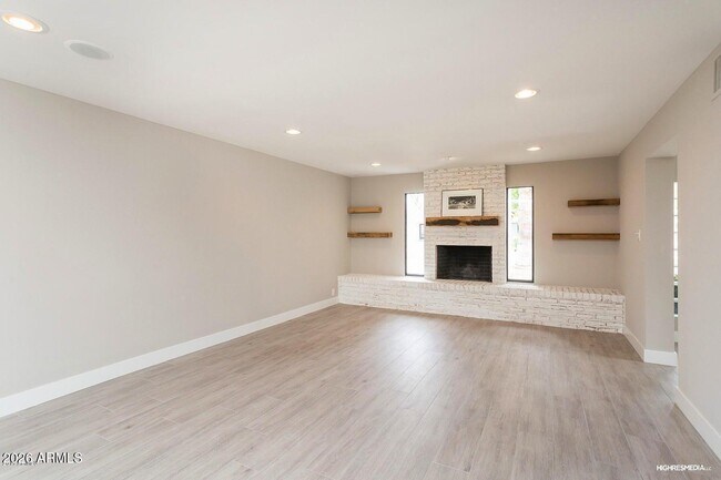 Building Photo - 4210 N 34th Pl