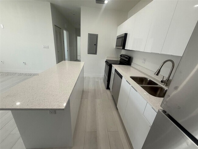 Building Photo - 909 E 24th St