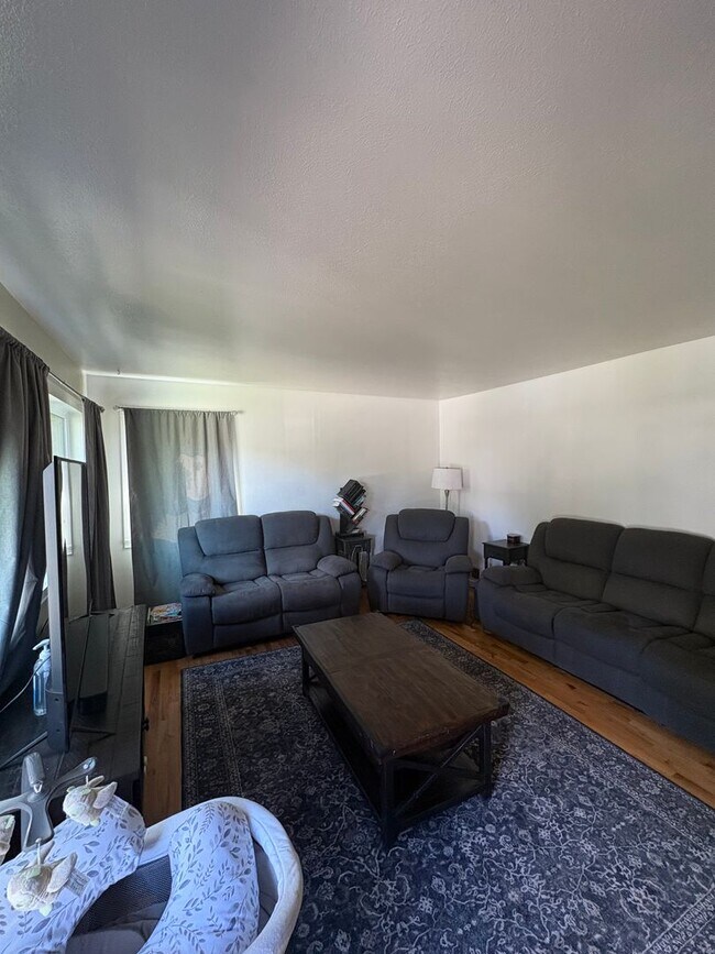 Building Photo - Spacious 4 bed 2 Bath Centrally Located