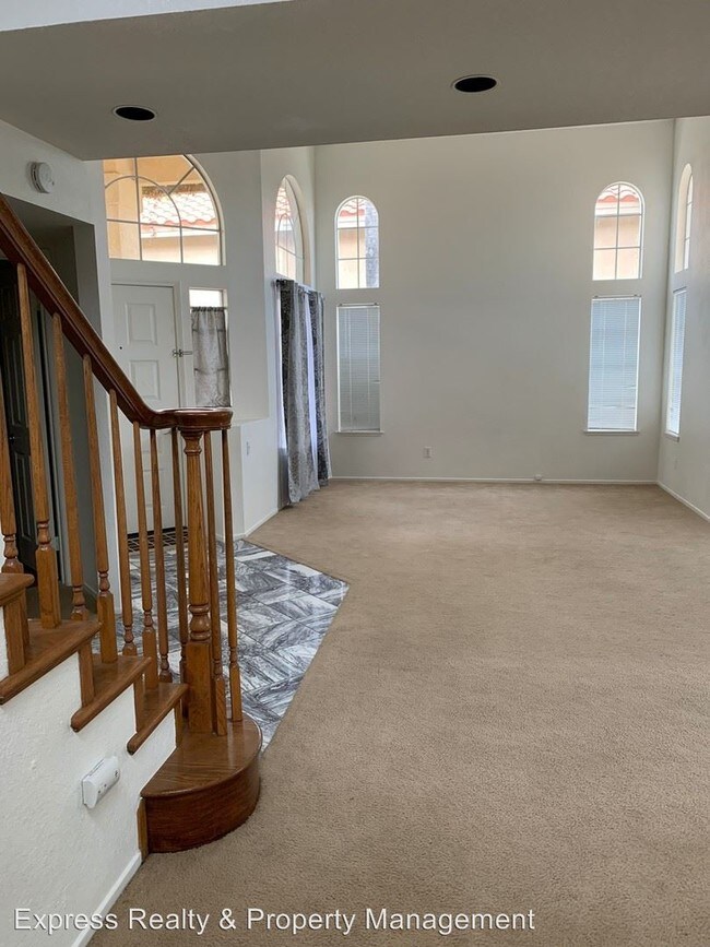 Building Photo - 3 br, 2.5 bath House - 33158 Shoreline Drive
