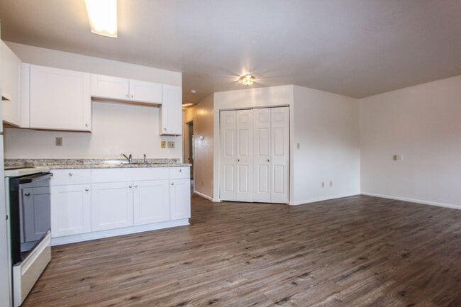 Foto del edificio - 8460 E Lakeshore Dr