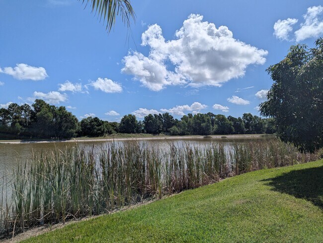 Foto del edificio - 411 SW Vista Lake Dr