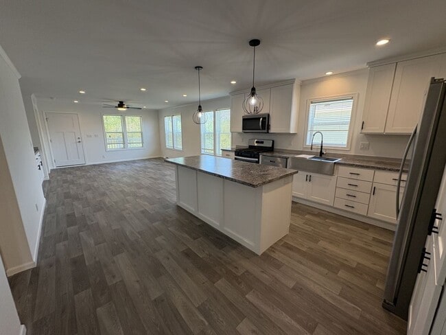 Building Photo - 5046 W Sawgrass Dr