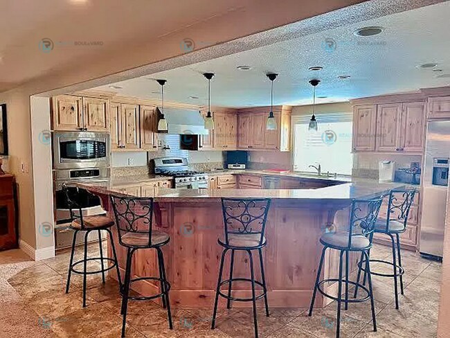 Building Photo - Luxury Tahoe 5 bedroom 3 car garage home i...