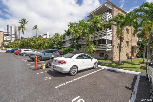 Building Photo - 1 BED 1 BATH 1 PARKING IN MAKIKI