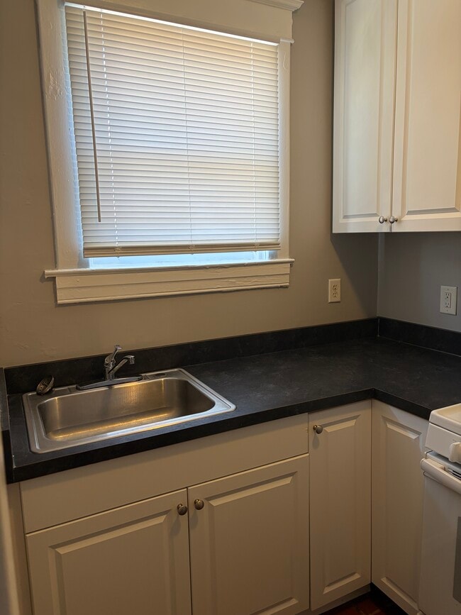 Kitchen - 636 Plymouth Rd