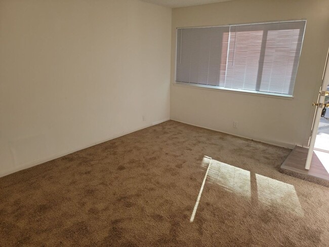Building Photo - Spacious 2 bedroom Townhouse