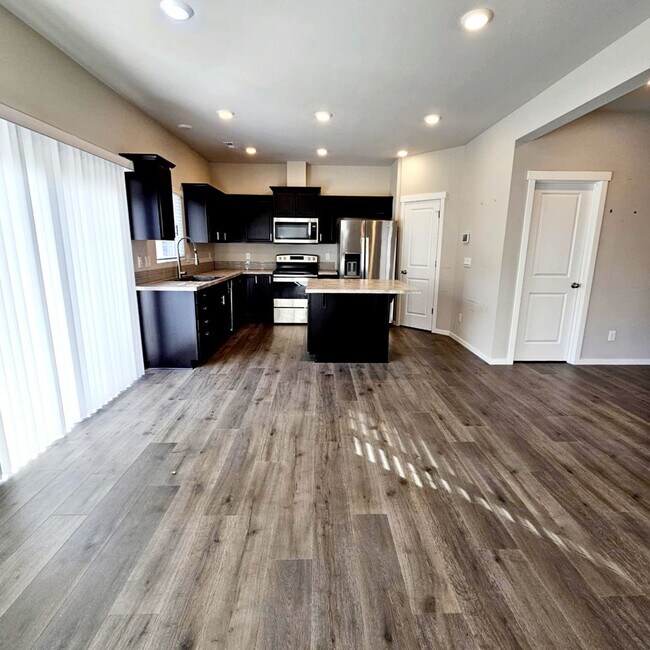 Building Photo - Immaculate and spacious 3 bed townhouse in convenient CK location