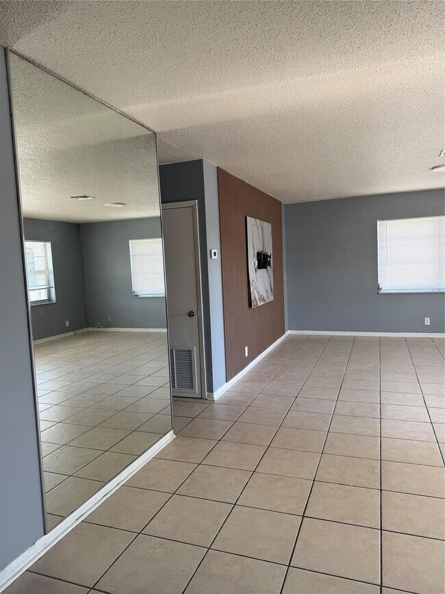 Building Photo - 410 C St