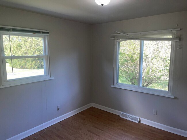 Building Photo - Adorable Two Bedroom House in the New Have...