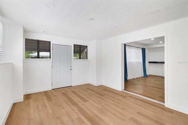 Foto del edificio - 1024 E Crenshaw St